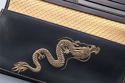 まるで龍の鱗のごとくゴールドに輝く蛇革と、堂々と勇ましい昇龍がお財布を際立たせています。